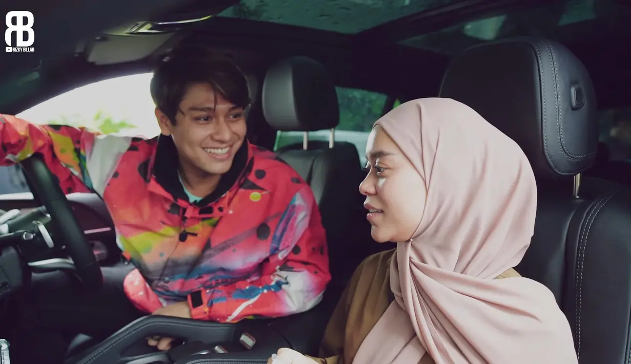 Mulai bisa tertawa, Lesti juga mendapatkan jam tangan dari sang kekasih hatinya. (YouTube Rizky Billar)