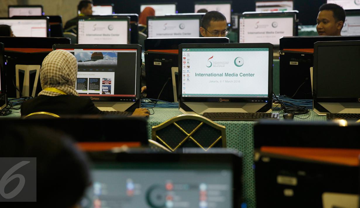 Sejumlah jurnalis menggunakan fasilitas komputer di Media Center KTT OKI, Jakarta, Minggu (6/2/2016). Media center berkapasitas 500 orang tersebut didukung konektivitas broadband internet 2 Gbps untuk 150 unit komputer. (Liputan6.com/Faizal Fanani)