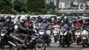 Sejumlah pengendara sepeda motor melintas di Jalan Thamrin, Jakarta, Selasa (17/5/2022). Presiden Joko Widodo atau Jokowi mengumumkan kebijakan pelonggaran penggunaan masker karena situasi pandemi COVID-19 di Indonesia sudah menunjukkan perbaikan. (Liputan6.com/Faizal Fanani)