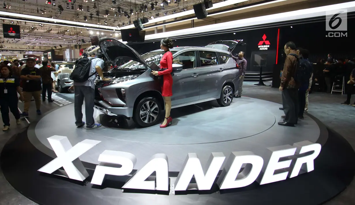 Pengunjung melihat mobil terbaru di pameran Gaikindo Indonesia International Auto Show (GIIAS) 2017 di Indonesia Convention Exhibition BSD City, Tangerang, Banten, Kamis (10/8). (Liputan6.com/Angga Yuniar)