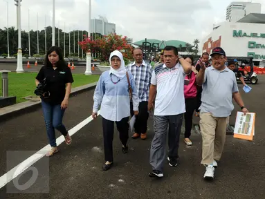 Ketua DPR RI, Ade Komarudin (ketiga kiri) didampingi Sekjen DPR RI Winantuningtyastiti melakukan pemeriksaan kondisi sejumlah sarana dan prasarana yang ada di Kompleks Parlemen  Senayan, Jakarta, Minggu (31/1/2016). (Liputan6.com/Helmi Fithriansyah) 