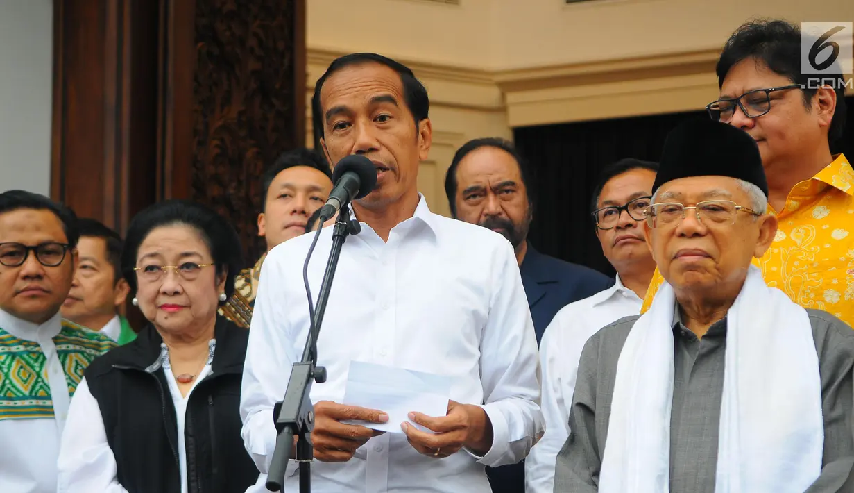 Capres dan Cawapres 01 Joko Widodo-Ma'ruf Amin memberi keterangan di Plataran Menteng, Jakarta, Kamis (18/4). Dalam keterangannya Jokowi memaparkan hasil quick count 12 lembaga survei yang 100% sudah selesai, Jokowi-Amin memperoleh 54,55 % suara dan Prabowo-Sandi 45,5%. (Liputan6.com/Angga Yuniar)