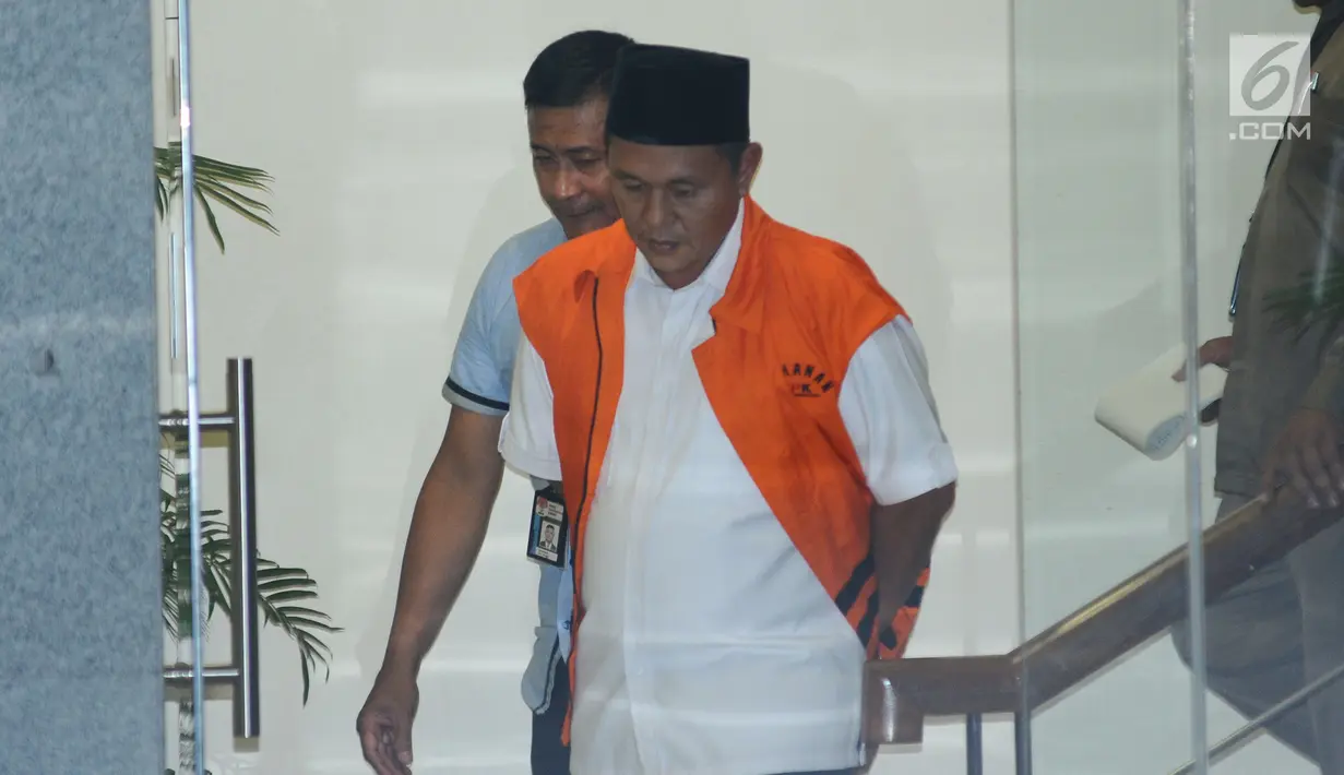 Bupati Lampung Tengah Mustafa tertunduk saat akan meninggalkan Gedung KPK, Jakarta, Selasa (20/2). Mustafa diperiksa sebagai saksi dugaan suap persetujuan pinjaman daerah untuk APBD Lampung Tengah TA 2018. (Liputan6.com/Helmi Fithriansyah)