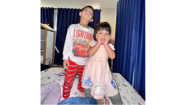 6 Potret Kompak Dua Putri Haldy Sabri dengan Anak Irish Bella, Main Bareng