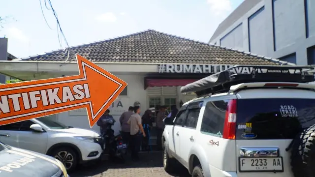 Pegawai Negeri Sipil (PNS) Kementerian Luar Negeri (Kemlu) berinisial ADP (39) ditemukan tewas di dalam kamar indekos Guest House Gondia, Jalan Gondangdia Kecil, Menteng, Jakarta Pusat, Selasa (8/7/2025). (Liputan6.com/Ady Anugrahadi)