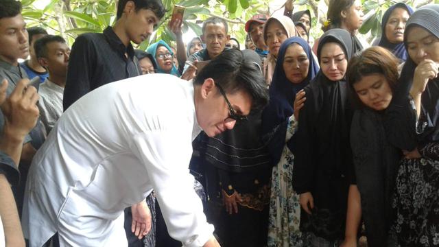 Ketabahan Ifan Seventeen di Hadapan Pusara Dylan Sahara ...