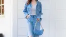 Penampilan Syifa Hadju kenakan denim on denim. Di sini Syifa Hadju tampil mengenakan tank top abu-abu ditumpuknya dengan jaket jeans dan dipadu mengenakan celana panjang jeans. [Foto: Instagram/syifahadju]
