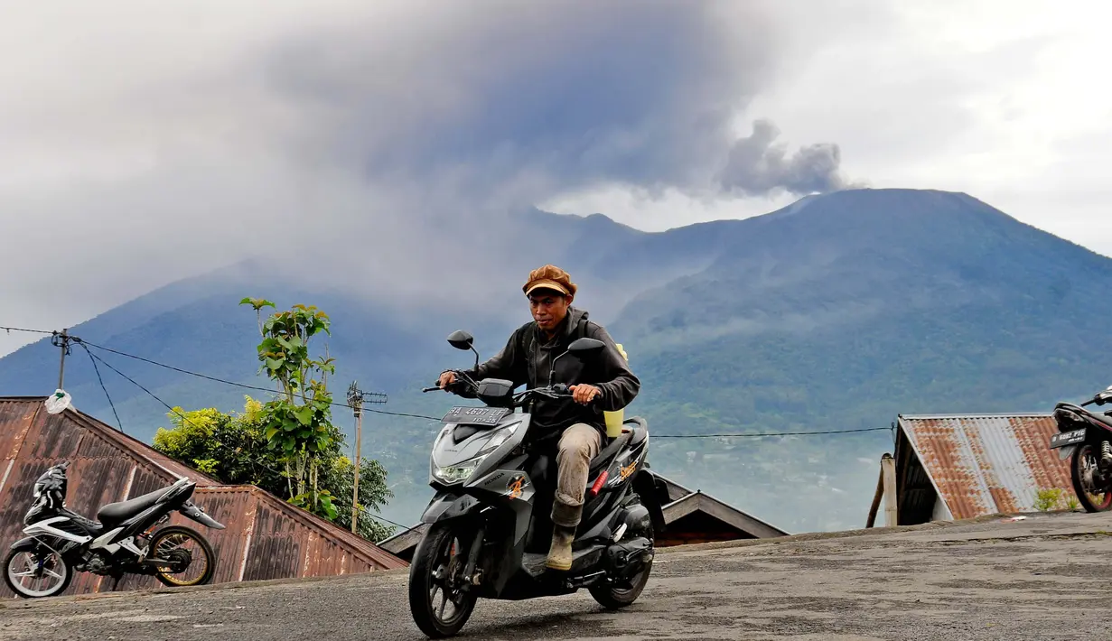 Kepala Pos Pengamatan Gunung Marapi, Ahmad Rifandi menyebutkan status Gunung Marapi saat ini masih dalam level waspada. (AP Photo/Ardhy Fernando)