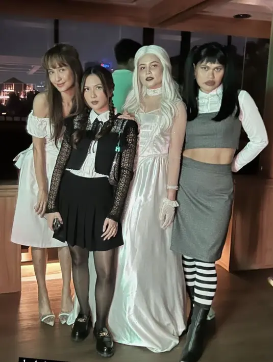 Yunita Siregar tampil dengan gaun putih panjang yang serasi dengan choker dan wignya. Ia terlihat seperti KIM dari film Edward Scissorhands. @wanda_haraa.