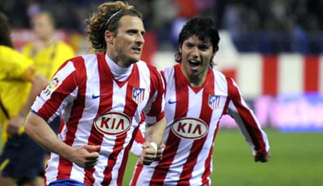 Atletico de Madrid's forward Diego Forlan celebrates his goal against FC Barcelona with teammate Kun Aguerro during their Liga football match at Vicente Calderon stadium in Madrid on March 1, 2009. AFP PHOTO/ PIERRE-PHILIPPE MARCOU 