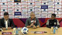 Pelatih Timnas Indonesia U-16, Nova Arianto saat konferensi pere usai pertandingan lawan Singapura di ajang Piala AFF U-16 di Stadion Manahan, Solo, Jumat (21/6) malam.(Liputan6.com/Fajar Abrori)