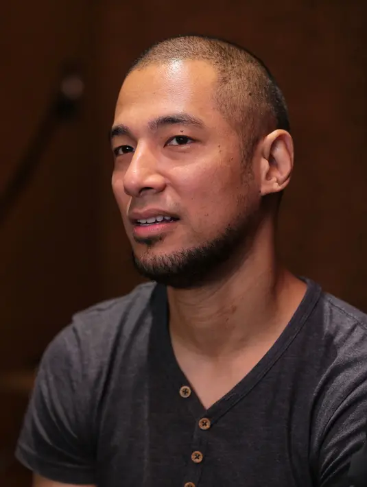 Marcell Siahaan, salah satu musisi yang bisa terlibat dalam proyek ini tentu sangat bangga. Terlebih yang mengajaknya adalah musisi ternama yang sudah lebih senior darinya seperti Ahmad Albar dan Iis Rodinda. (Adrian Putra/Bintang.com)