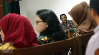 Terdakwa kasus suap gas alam Bangkalan Fuad Amin mendengarkan keterangan saksi dalam sidang lanjutan di Pengadilan Tipikor, Jakarta, Kamis (13/8). Agenda sidang Mantan Bupati Bangkalan itu guna mendengarkan keterangan 25 saksi. (Liputan6.com/Helmi Afandi)