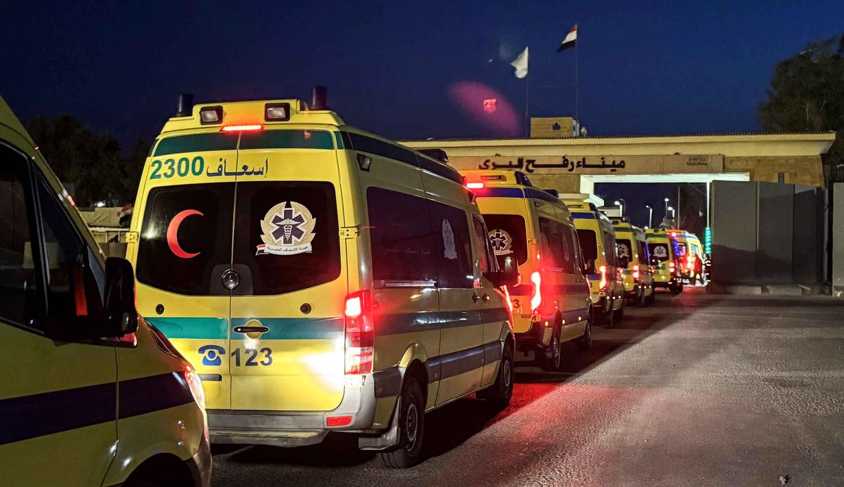Pembukaan untuk perjalanan terbatas warga Palestina dengan pembatasan ketat dilakukan pada Kamis 19 Maret 2026. Tampak dalam foto, ambulans menunggu di sisi Mesir, perbatasan Rafah dengan Jalur Gaza pada pagi hari tanggal 19 Maret 2026. (Amr ADEL/AFP)