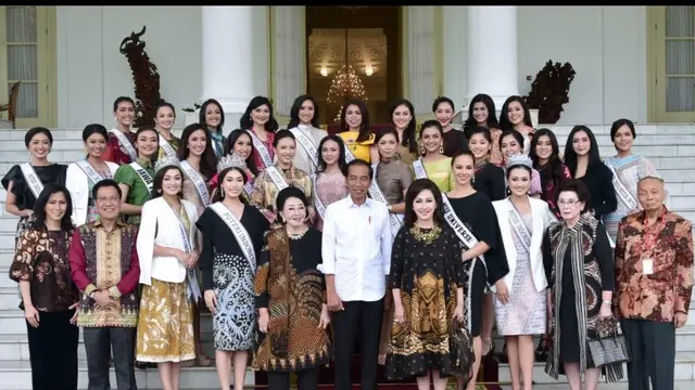 Potret Mooryati Soedibyo bersama Puteri Indonesia dan Presiden Jokowi (Sumber: Instagram/mooryatisoedibyo)