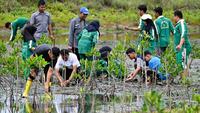 Realisasikan Kesadaran dan Rasa Tanggung Jawab Lingkungan Para Siswa di Banda Aceh Tanam Mangrove