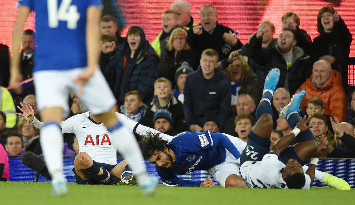 8. Andre Gomes (Everton) - Cedera patah engkel kaki kanan saat melawan Tottenham yang masih belum diketahui masa penyembuhannya. (AFP/Oli Scarff)