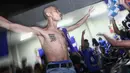  Seorang lelaki berkepala plontos memimpin para suporter chelsea untuk bernyanyi. Suasanapun semakin meriah, Tanah Kusir, Jakarta, Minggu (27/4/2014)(Liputan6.com/Faizal Fanani).