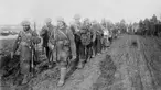 Tentara Kanada kembali dari parit selama Pertempuran Somme, Perancis pada 1916. Pada 1 Juli 2016 menandai 100 tahun Pertempuran Somme yang menewaskan 1,25 juta orang. Dept. of National Defence/Library and Archives Canada/PA-000839/Handout via REUTERS.