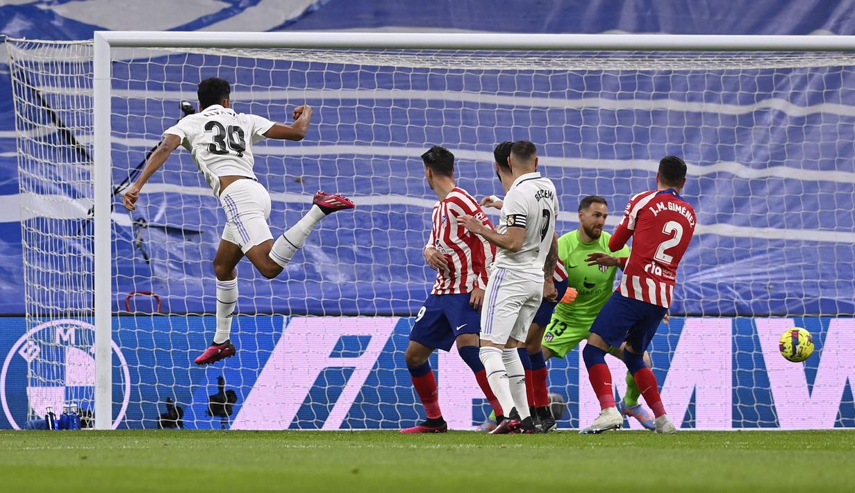 Pemain Real Madrid, Alvaro Rodriguez (kiri) mencetak gol penyeimbang 1-1 ke gawang Atletico Madrid pada laga lanjutan Liga Spanyol 2022/2023 yang berlangsung di Santiago Bernabeu, Spanyol, Minggu (26/02/2023) dini hari WIB. (AFP/Oscar Del Pozo)