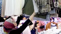 Seorang calon pembeli memilih pakaian impor bekas di Pasar Senen, Jakarta, Kamis (9/3/2023). Menteri Perdagangan Zulkifli Hasan mengatakan pemerintah tidak melarang bisnis baju bekas, tetapi impor baju bekas yang jadi produk bisnis thrifting jelas dilarang. (Liputan6.com/Faizal Fanani)