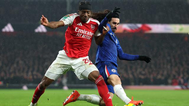 Duel Noni Madueke dengan Marc Cucurella di laga Arsenal vs Chelsea di semifinal kedua EFL Cup di Emirates Stadium, Rabu (04/02/2026) dini hari WIB.