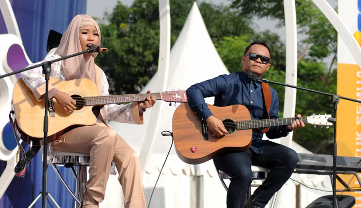 Juara Music Video Contest, Wiwi Handayani (kiri) berduet bersama Badai 'Kerispatih' di panggung inBox SCTV di Cibinong, Bogor, Jumat (30/1). Wiwi Handayani tampil sebagai pemenang setelah videonya mendapat 21.958 likes. (Liputan6.com/Helmi Fithriansyah)