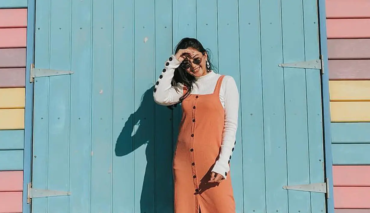 Berlibur ke Australia, wanita yang akrab disapa Mila ini mengenakan overall berwarna peach yang dipadukan dengan sweater putih. Selain itu, kacamata juga menjadi fashion item yang tak ketinggalan dalam beberapa foto OOTD Mila. (Liputan6.com/IG/@jscmila)
