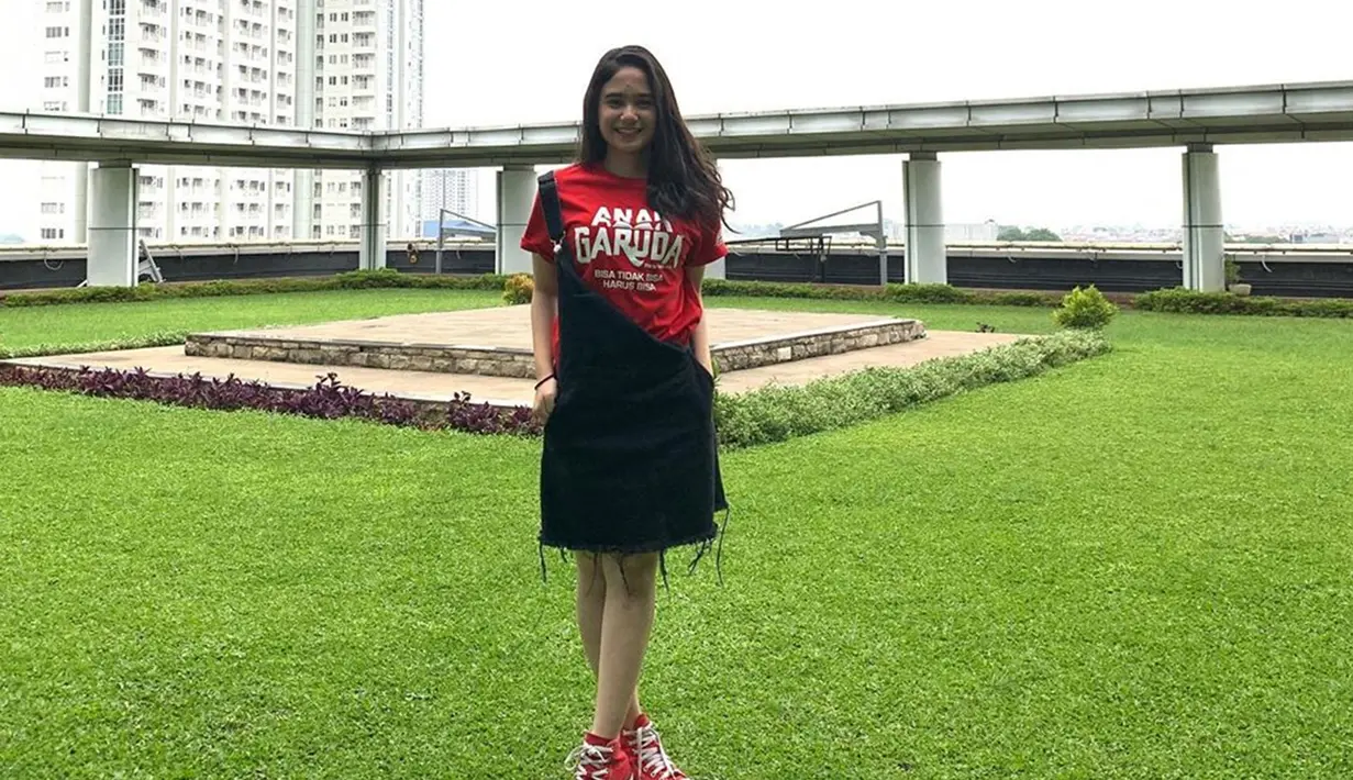Gaya penampilan Tissa Biani satu ini memadupadankan dengan rok denim. Bahkan sneakers yang dikenakan Tissa ini pun diserasikan dengan warna kaus yang tengah dikenakan. (Liputan6.com/IG/tissabiani)