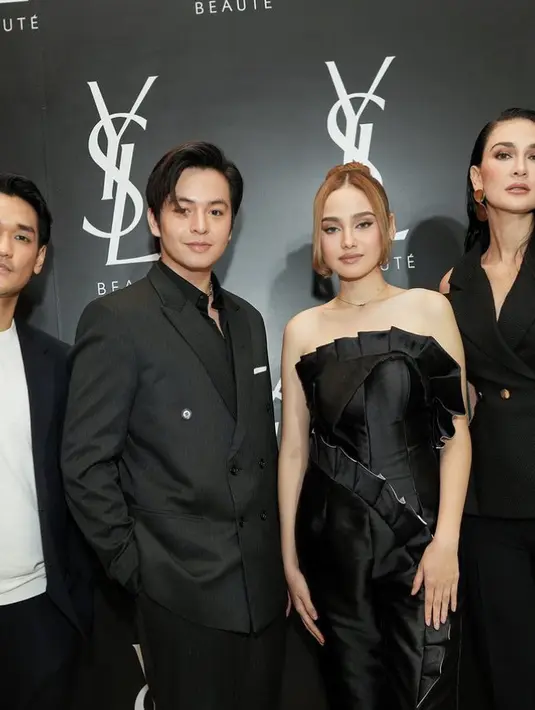 Syifa pun hadir bersama Luna Maya, Angga, dan Afgan yang seluruhnya mengenakan pakaian hitam. Instagram/lunamaya