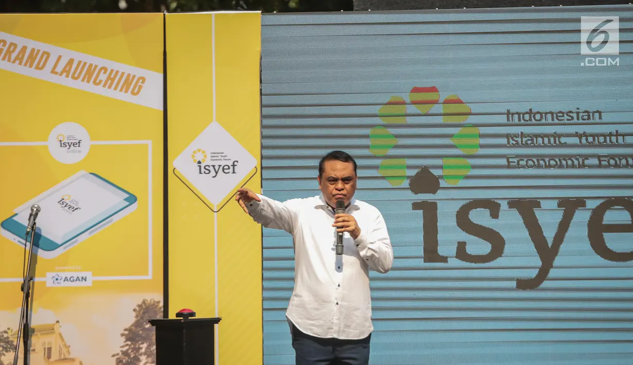 Wakil Ketua Dewan Masjid Indonesia  Syafrudin memberikan sambutan saat peresmian tempat nongkrong Isyef Point di Masjid Cut Meutia, Jakarta, Selasa (20/11). Selain itu Menteri PAN-RB Syafruddin juga meluncurkan aplikasi Isyef. (Liputan6.com/Faizal Fanani)