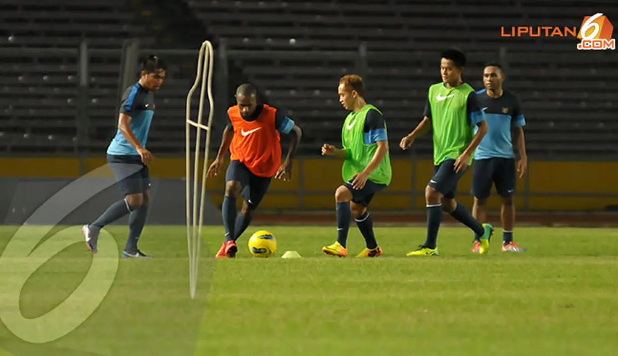 Boaz Salossa (berompi orange) mencoba mengecoh rekan setimnya dalam sesi latihan di Stadion GBK Jakarta (Liputan6.com/Helmi Fithriansyah)