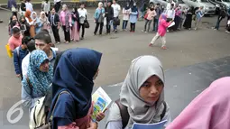 Sejumlah mahasiswa berbaris memasuki ruangan untuk mengikuti kuliah umum bertajuk 'Kenali Anggaran Negeri' di Graha Sanusi Hardjadinata, Universitas Padjadjaran, Dipatiukur, Kota Bandung, Selasa (29/11). (Liputan6.com/Yoppy Renato)