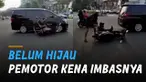Nasib apes dialami oleh dua orang pemotor berboncengan ini karena tidak mentaati aturan rambu lalu lintas.