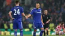 Bek Chelsea John Terry (kanan) menyalami rekannya usai timnya kalah dari Stoke pada babak adu pinalti di Britannia Stadium, Inggris, Selasa (27/19/2015). Dengan hasil ini rumor pemecatan Mou akan semakin kencang. (Reuters/Alex Morton)