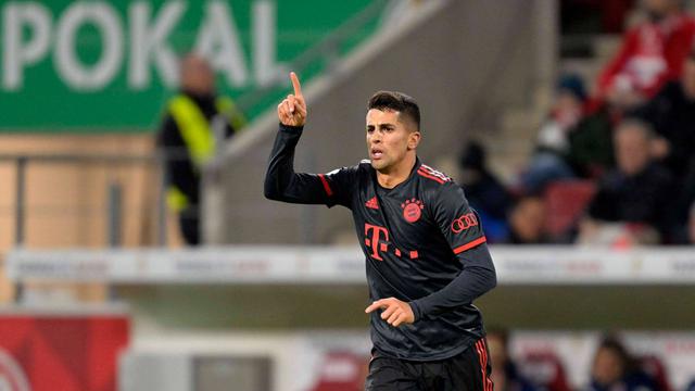 Foto: Debut Manis Bikin Assist, Joao Cancelo Langsung Dipeluk Pemain Bayern Munchen