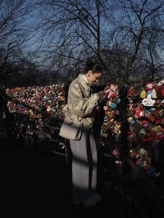 Celana jeans light blue berpotongan longgar semakin memperkuat kesan santai, sementara tas Longchamp ivory senada memberikan sentuhan elegan yang effortlessly stylish. [@yasminnapper].