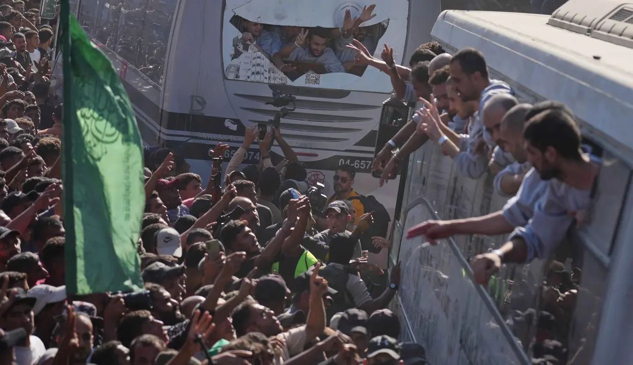 Para tahanan Palestina itu langsung dibawa ke Kompleks Medis Nasser di Khan Younis, Gaza selatan, untuk menjalani pemeriksaan medis. (AP Photo/Jehad Alshrafi)