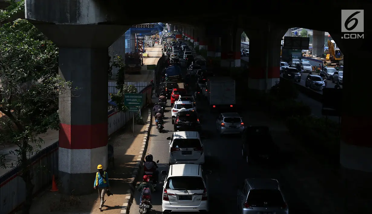 Kendaraan terjebak kemacetan dekat proyek pembangunan tol Bekasi-Cawang-Kampung Melayu (Becakayu) di Jalan DI Panjaitan, Jakarta, (25/10). Kemacetan diakibatkan di sejumlah lokasi terjadi penyempitan yang tidak kunjung teratasi. (Merdeka.com/Imam Buhori)