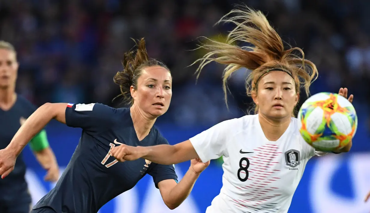 Gelandang Korea Selatan, So-Hyun Choduring, berebut bola dengan gelandang Prancis, Gaetane Thiney, pada laga Piala Dunia Wanita 2019 di Stadion Parc des Princes, Paris, Jumat (7/6). (AFP/Francois Xavier Marit)