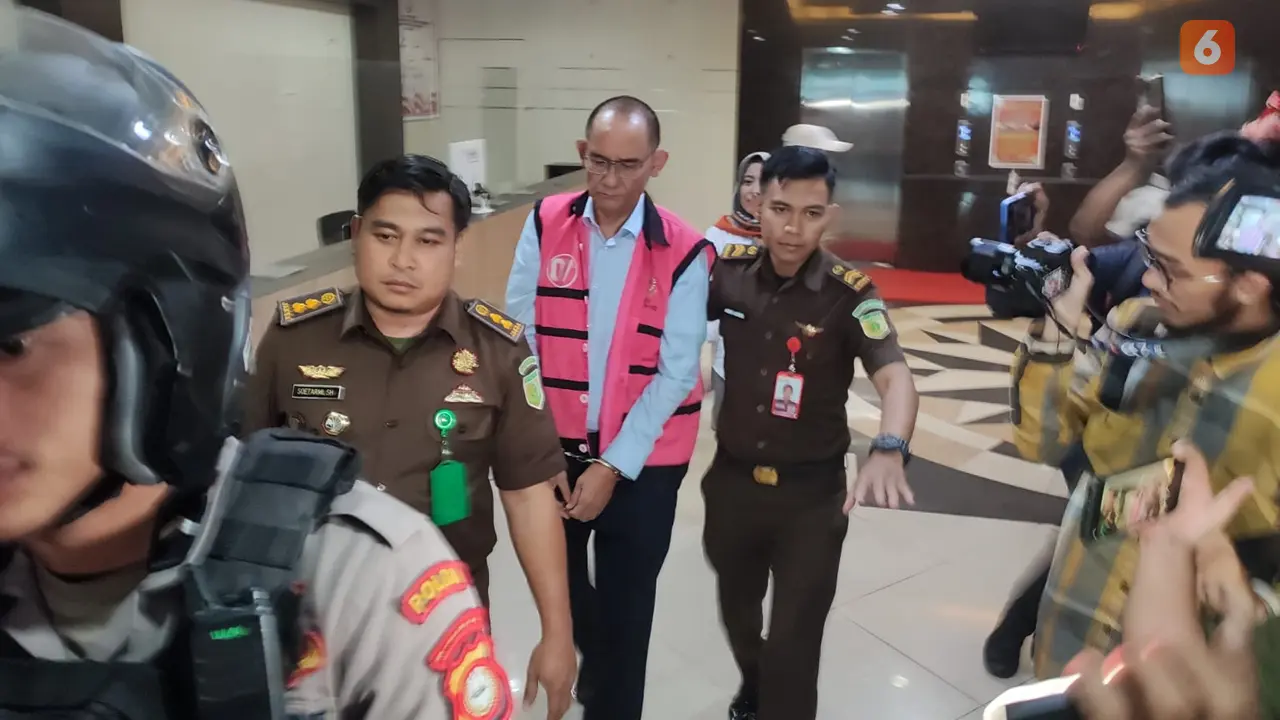 Kejati Sulsel menetapkan inisial JH sebagai tersangka baru dalam kasus dugaan korupsi Rp20 miliar di lingkup Surveyor Indonesia Cabang Makassar (Liputan6.com/Eka Hakim)
