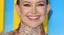 Kate Hudson berpose sambil tersenyum saat menghadiri pemutaran perdana "Glass Onion: A Knives Out Mystery" di Academy Museum of Motion Pictures  di Los Angeles, California pada 14 November 2022. Ia menarik rambut pirangnya kembali ke sanggul yang chic, menjaga perhatian pada ansambelnya yang memukau. (AFP/Juan Pablo Rico)