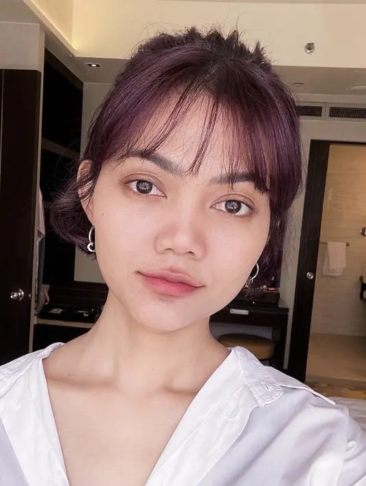 Rina Nose juga memutuskan untuk buka kerudung, kini ia tampil dengan rambut pendeknya. (@rinanose16)