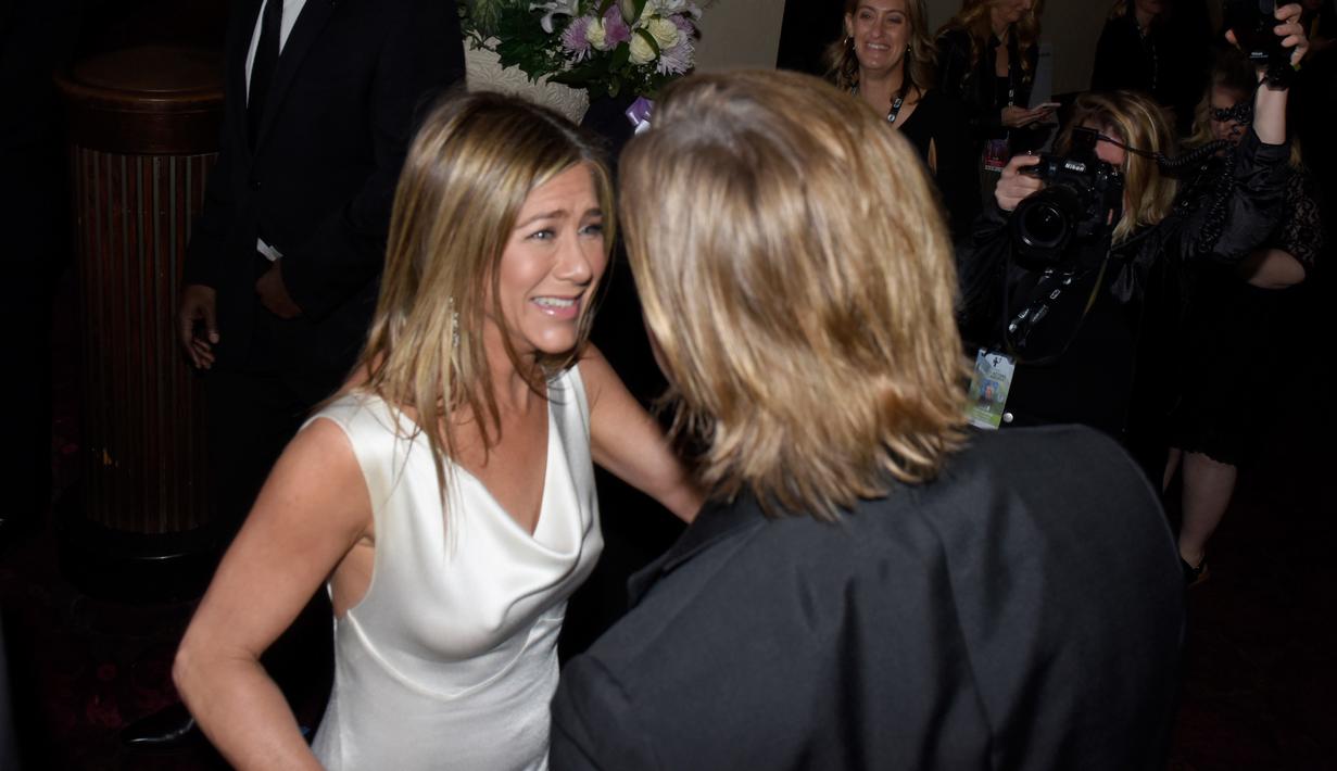 Brad Pitt dan Jennifer Aniston saling menyapa pada SAG Awards 2020 di Shrine Auditorium Los Angeles, Minggu (19/1/2020). Brad Pitt dan Jennifer Aniston terlihat berinteraksi di hadapan kamera awak media untuk pertama kalinya sejak bercerai pada 2005 lalu. (Vivien Best/Getty Images for SAG-AFTRA/AFP)