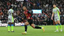 Gol Eli Junior Kroupi sempat dibalas oleh gol Erling Haaland. Namun, The Cityzens terlambat karena sudah memasuki menit injury time untuk membalikkan keadaan. (AFP/Glyn Kirk)
