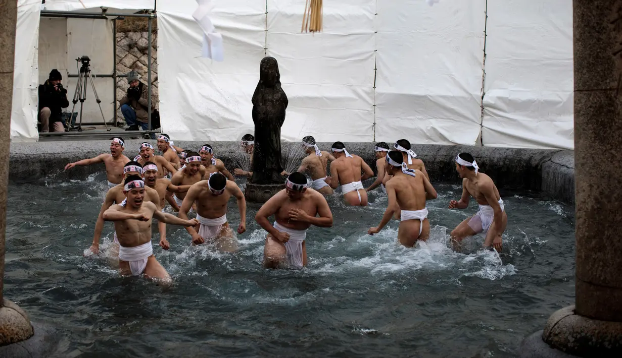 Sejumlah pria Jepang membersihkan diri jelang acara Hadaka Matsuri atau Festival Pria Telanjang, Jepang, Sabtu (18/2). Hadaka Matsuri merupakan festival tahunan di mana para pesertanya hanya memakai cawat putih khas Jepang. (AFP PHOTO / Behrouz MEHRI)