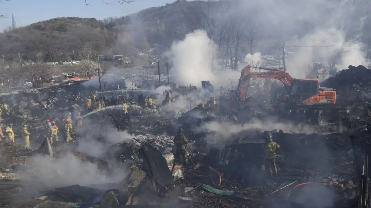Kebakaran di area kumuh Seoul, Korea Selatan. (Ahn Young-joon/AP)