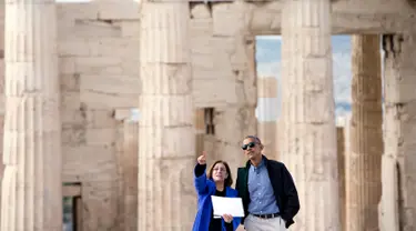 Presiden AS Barack Obama mendengarkan penjelasan dari Direktur Departemen Kebudayaan Ephorate of Antiquities untuk Athena, Eleni Banou saat berkunjung ke Athena, Yunani (16/11). (AFP/Brendan Smialowski)