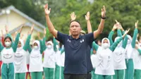 Menteri Pemuda dan Olahraga Republik Indonesia (Menpora RI) Zainudin Amali melakukan senam bareng di Stadion Universitas Negeri Yogyakarta (UNY), Yogyakarta, Jumat (21/10).