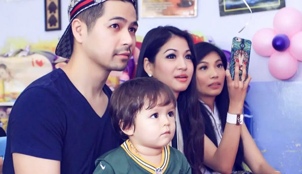 "Semua senang, ada sulap ada barongsai. Tadi anak-anak di sini belum pernah lihat barongsai jadi aku senang bisa kasih yang baru," tutur Jessica. (Instagram/inijedar)